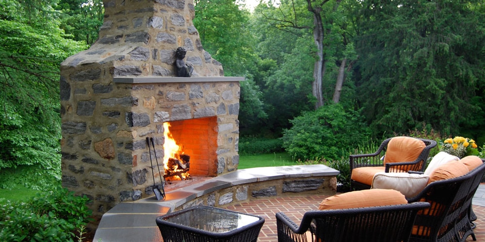 Outdoor chimney design while lit